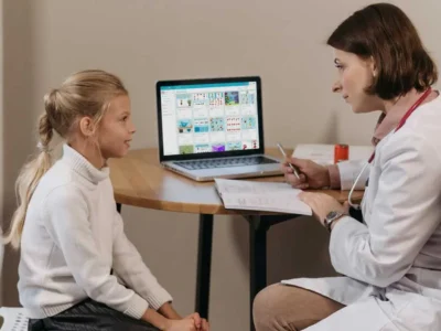 Cognitive intervention in children with ADHD. A professional working with a girl with ADHD through NeuronUP.