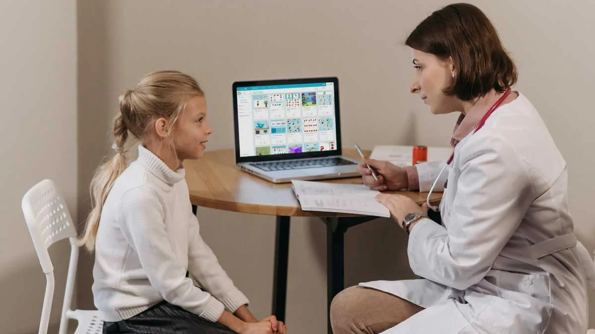 Cognitive intervention in children with ADHD. A professional working with a girl with ADHD through NeuronUP.