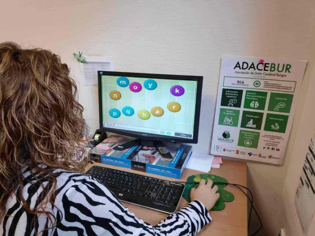 Rehabilitation and cognitive stimulation of ABI with NeuronUP, woman working on NeuronUP activities