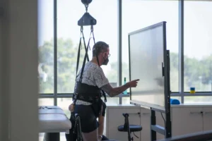 Neurorehabilitation after brain injury: dual-tasking and new technologies. A patient with brain injury undergoing a neurorehabilitation process through the dual-task paradigm and the use of new technologies.