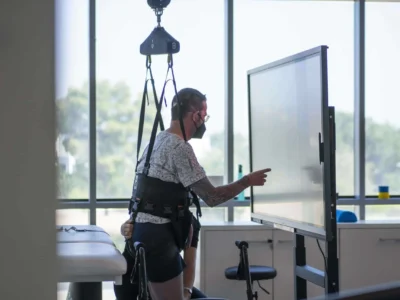 Neurorehabilitation after brain injury: dual-tasking and new technologies. A patient with brain injury undergoing a neurorehabilitation process through the dual-task paradigm and the use of new technologies.