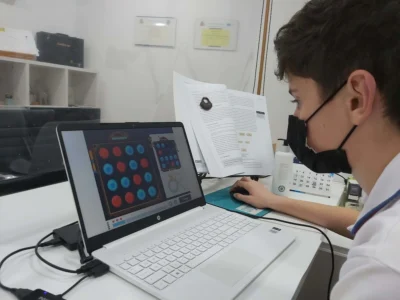 Rehabilitation of attention and inhibition in ADHD. Child working on sustained attention, selective attention, hemispatial neglect, spatial relationships, and processing speed with the NeuronUP activity 'Program the Robot'.