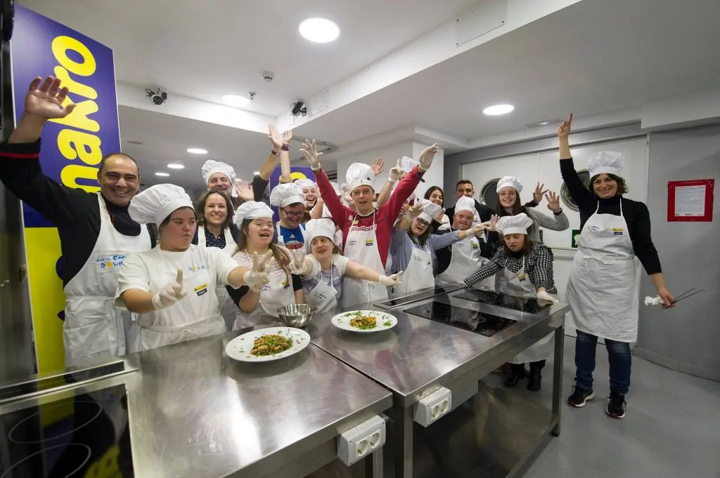 People from the Asociación Síndrome de Down Las Palmas cooking.