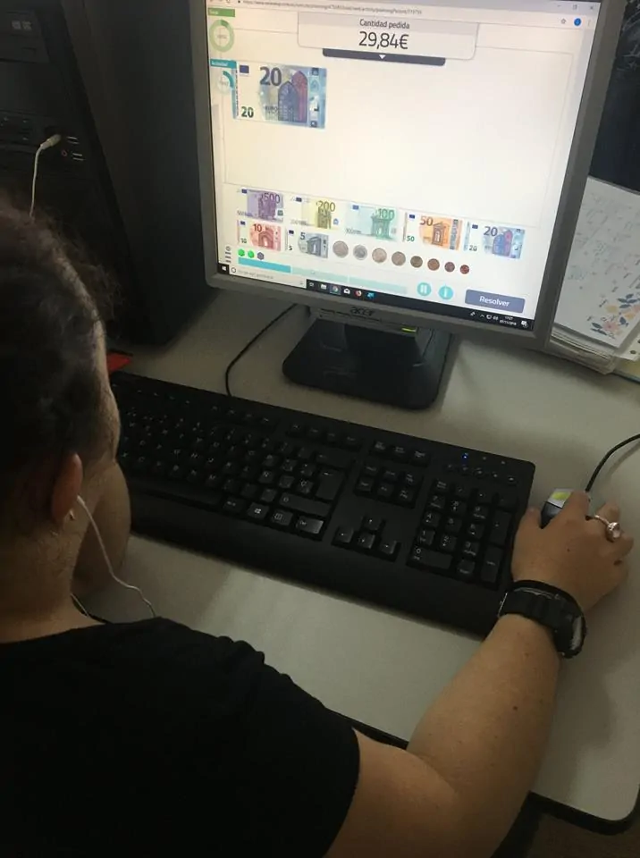A user of the Asociación Síndrome de Down Las Palmas working on the \