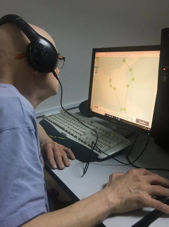 A user of the Asociación Síndrome de Down Las Palmas working with NeuronUP