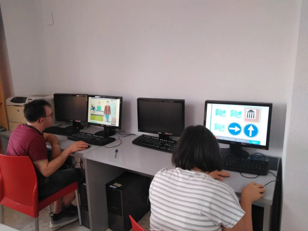 People with Down syndrome working with NeuronUP