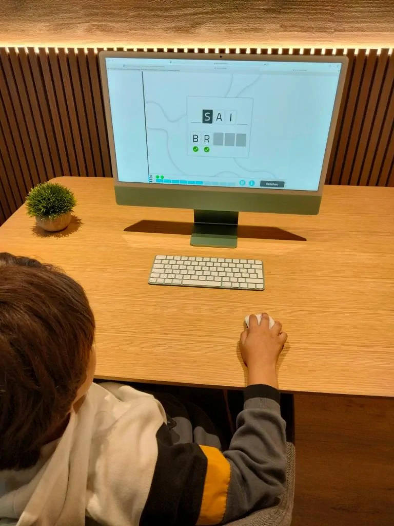 Child working on language with NeuronUP.