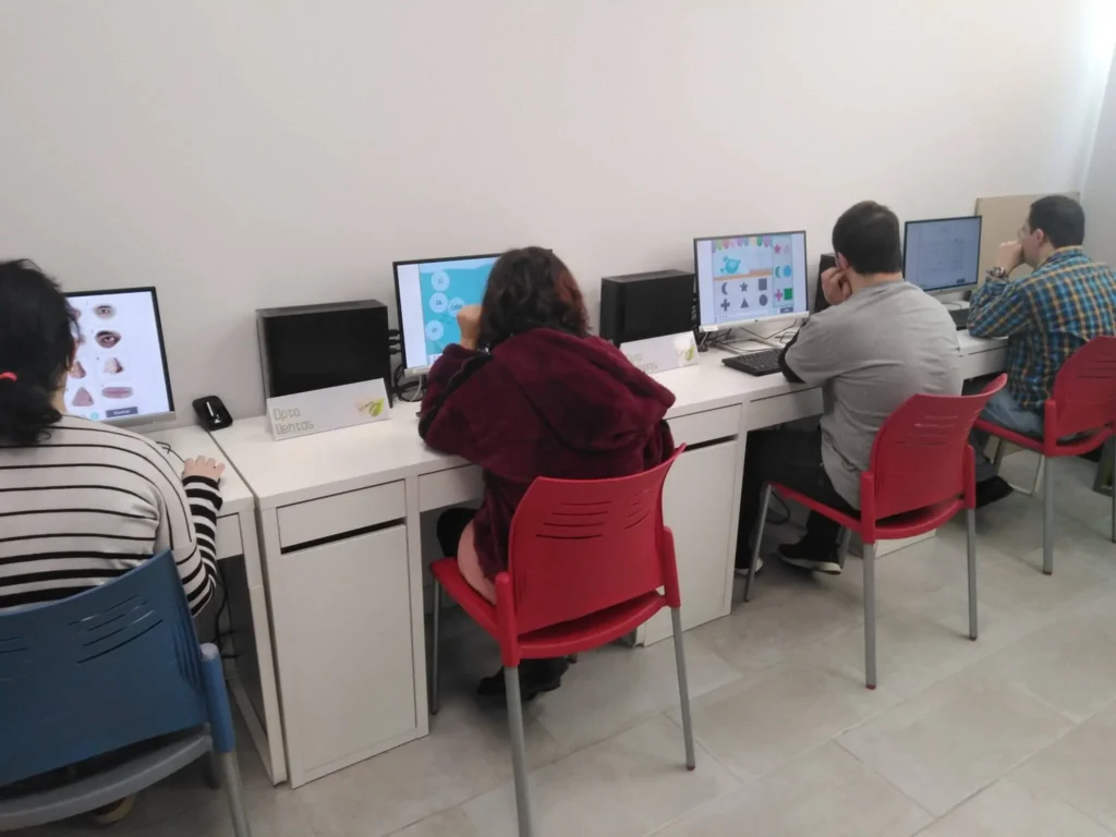 A group of users from the Down Navarra Association working with NeuronUP