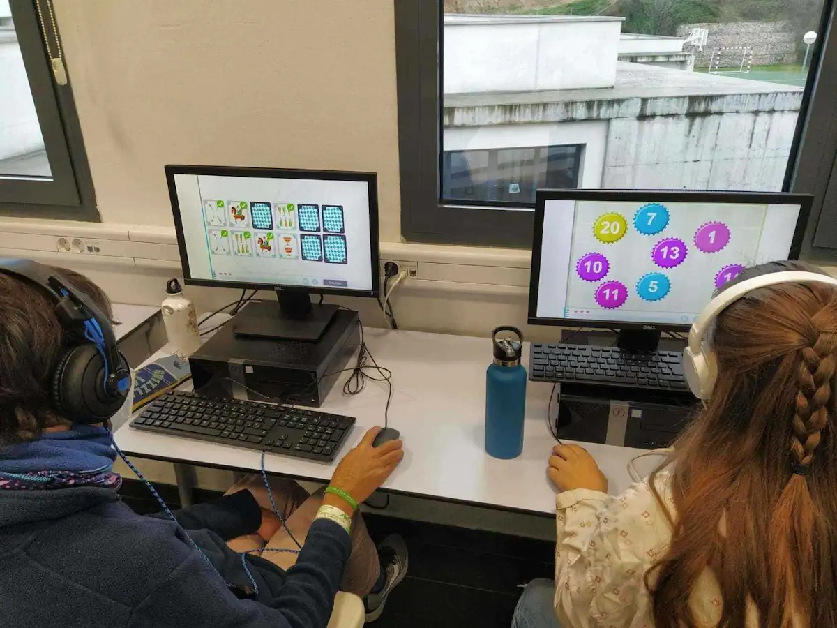 Down Madrid. Children working with NeuronUP.