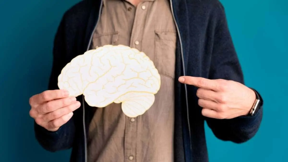 Man pointing to the brain where cognitive abilities are located