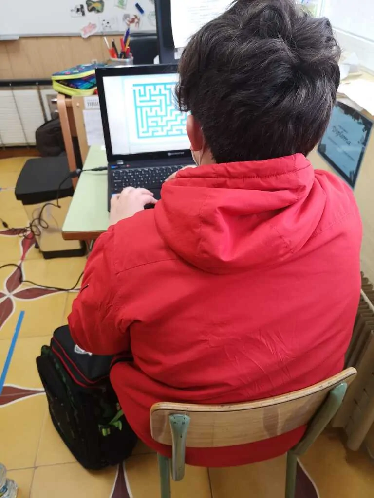 A student from Salesianos Los Boscos working on cognitive stimulation with NeuronUP