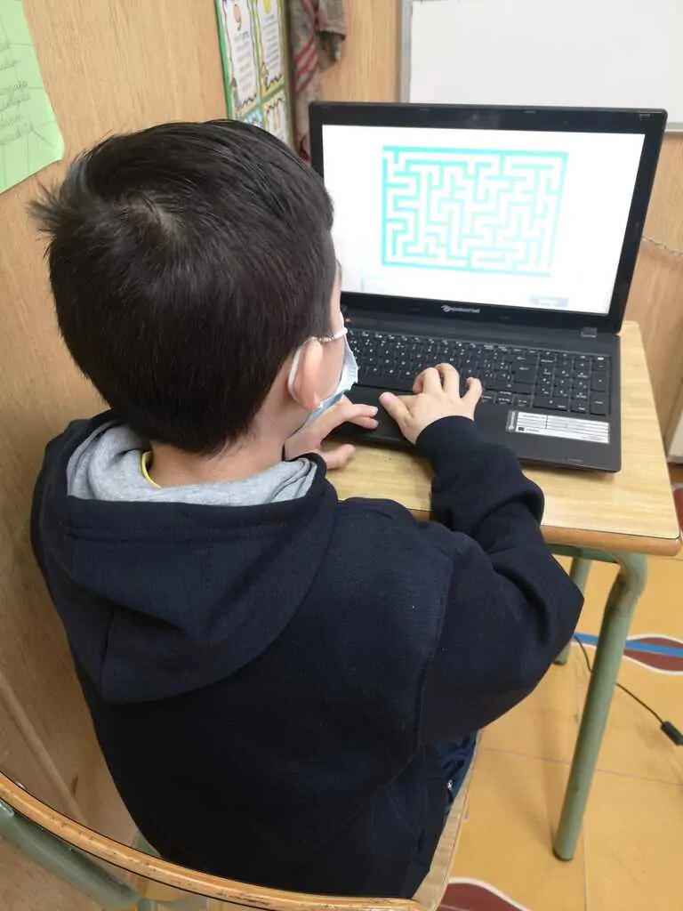 A student from Salesianos Los Boscos working on cognitive stimulation with NeuronUP