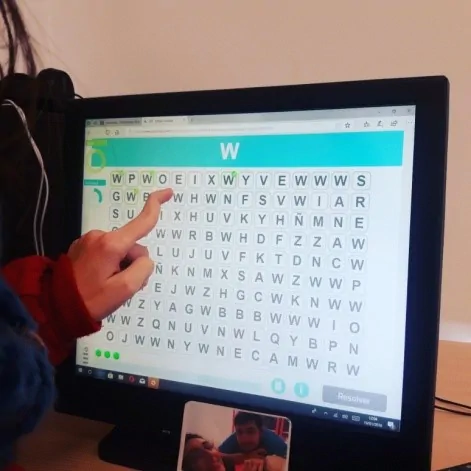 A user performing the NeuronUP activity "Hidden Letters"