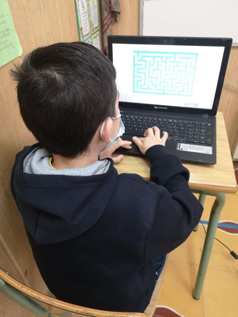 A Salesianos Los Boscos student working on cognitive skills with the NeuronUP Labyrinth activity