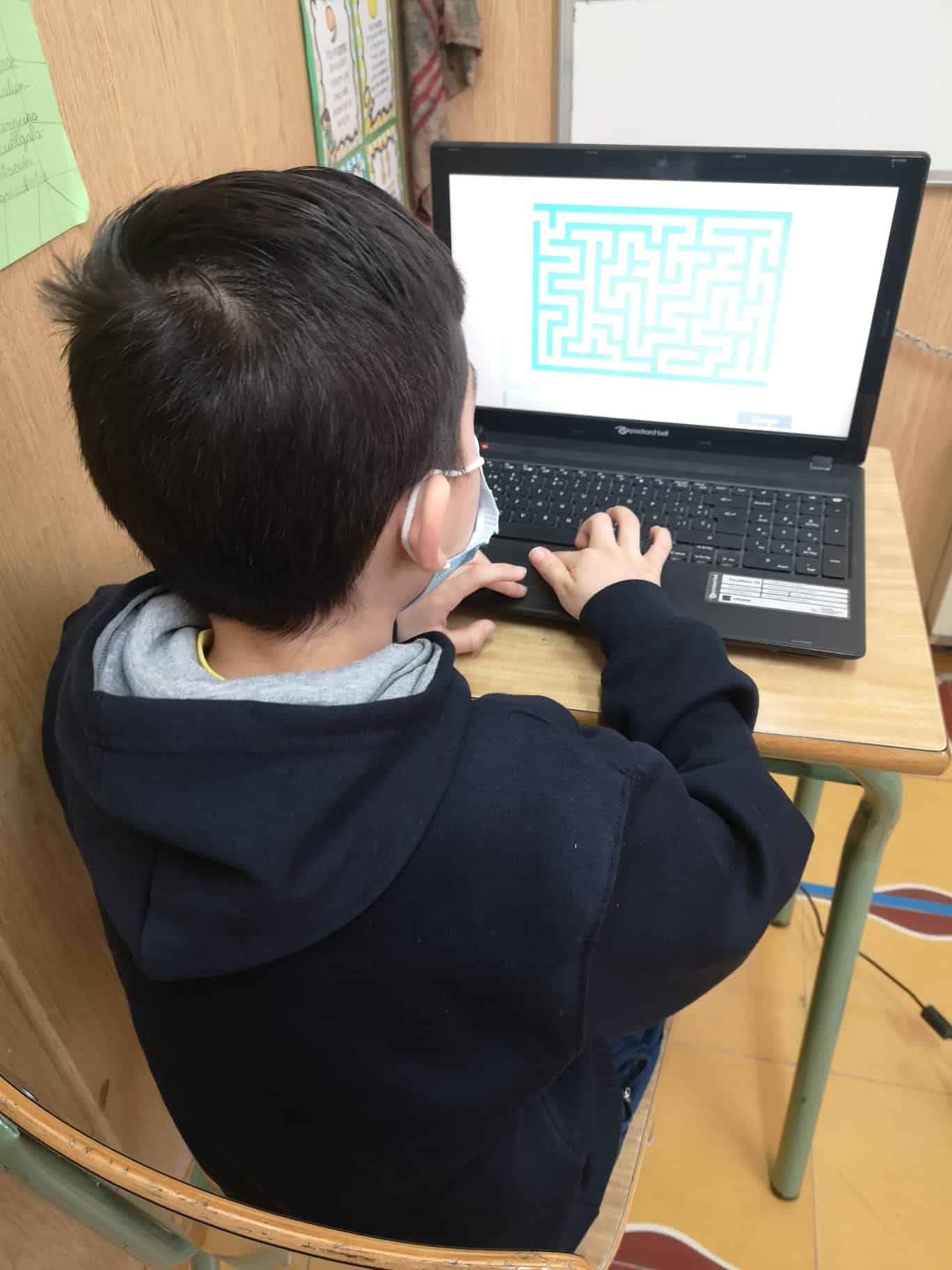 A Salesianos Los Boscos student working on cognitive skills with the NeuronUP activity "Labyrinth".