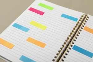 Prospective memory: what it is, differences from retrospective memory, contextualization, assessment, and variables. Notebook with colorful Post-it notes.