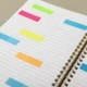 Prospective memory: what it is, differences from retrospective memory, contextualization, assessment, and variables. Notebook with colorful Post-it notes.