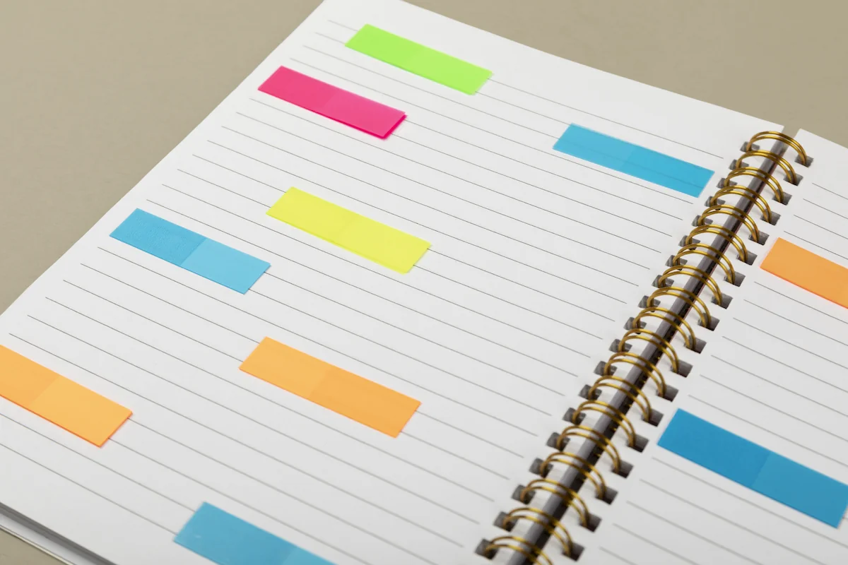 Prospective memory: what it is, differences from retrospective memory, contextualization, assessment, and variables. Notebook with colorful Post-it notes.