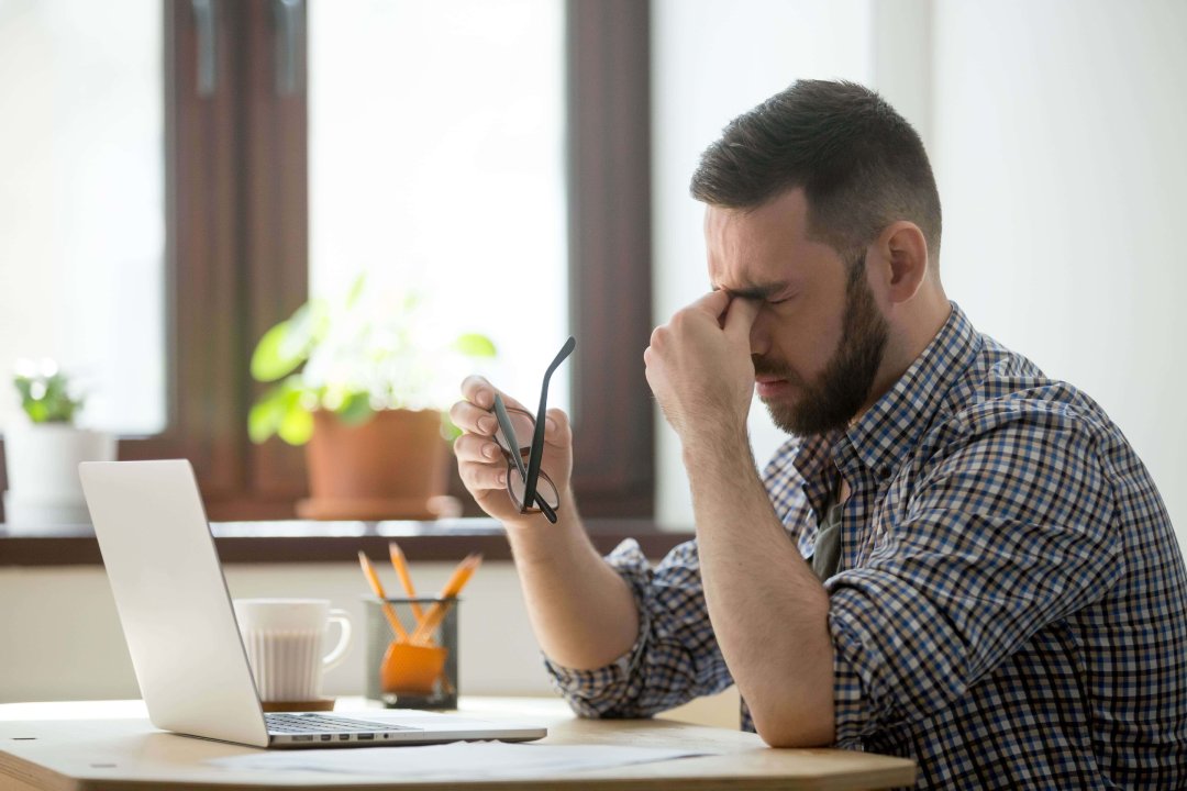  Man under stress in front of laptop.