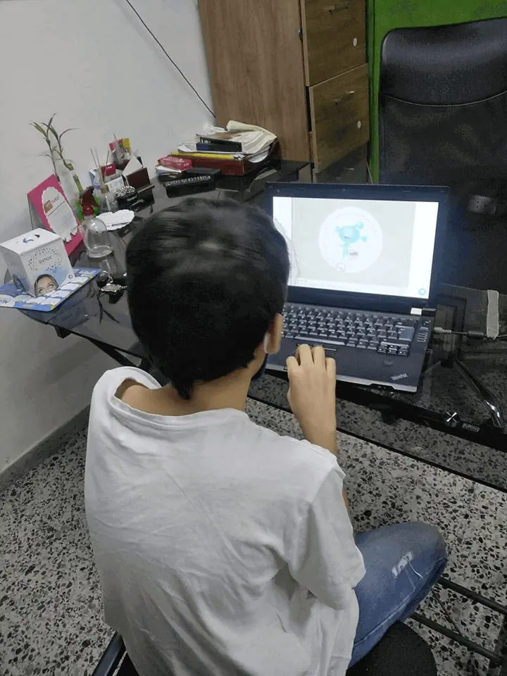 A child working on cognitive rehabilitation and stimulation using the NeuronUP software