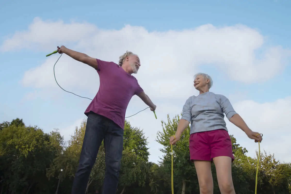 Adults with acquired brain injury. Older adults engaging in physical activity.