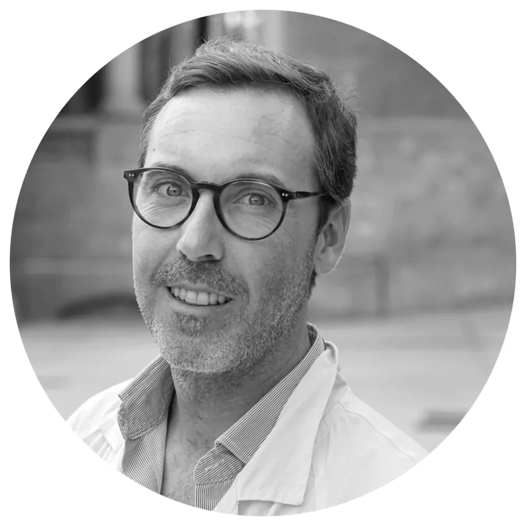 The neuropsychologist Saul Martinez Horta delivers a lecture on cognitive stimulation in movement disorders
