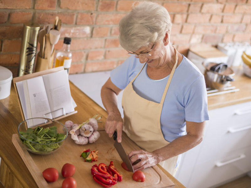 NeuronUP from the point of view of patients with brain injury. Woman cooking.