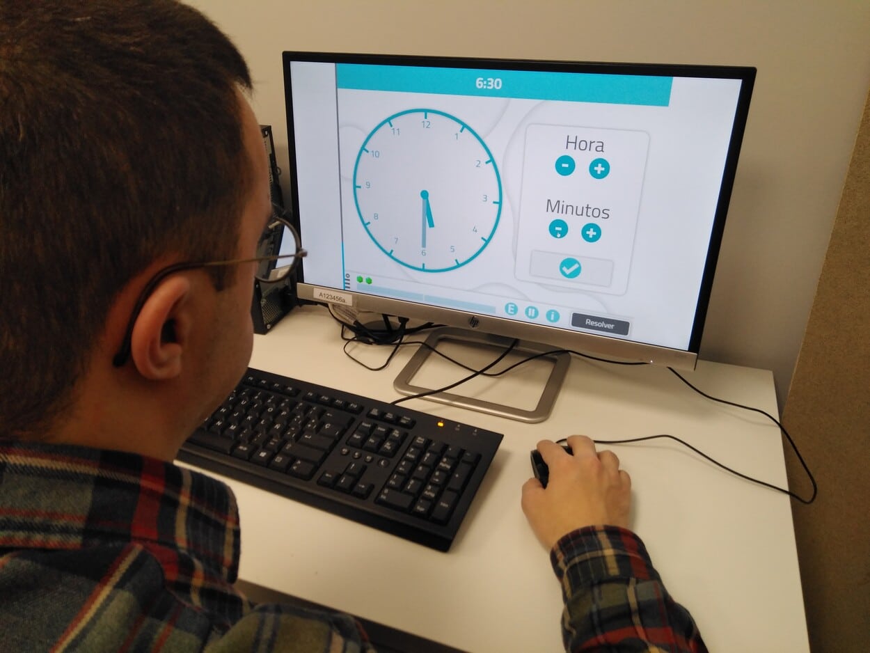 A person with Down syndrome performing the NeuronUP activity "Telling the Time (Numbers)".