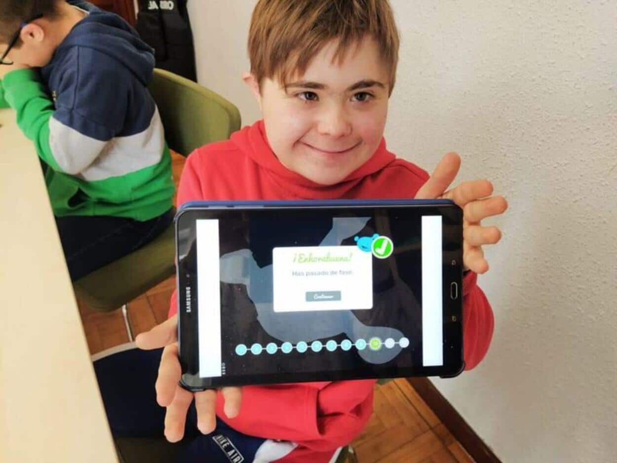 Working with people with Down syndrome by age groups. Alejandro, very proud to have passed level 10 of the "Pit Stop" activity.