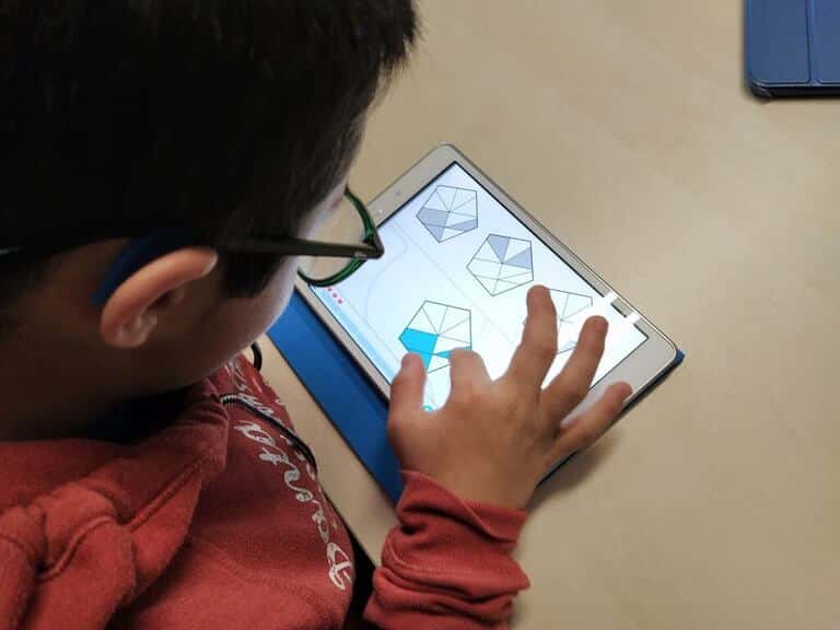 A child working on his visuospatial skills with the NeuronUP exercise "Combining Figures".