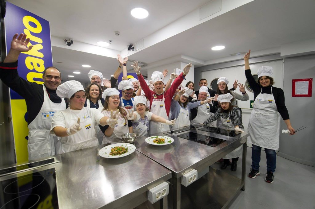 People from the Down Syndrome Association of Las Palmas cooking.