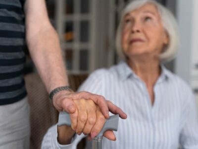 Neuropsychological rehabilitation in older adults with dementia: Experience in a day care center with NeuronUP. Two elderly people holding hands.