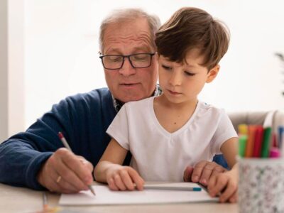 Tips and activities to improve attention. Grandfather drawing with his grandson.