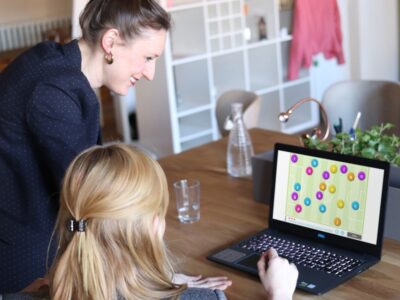 NeuronUP anticipates the risk of cognitive impairment by one year. Mother with her daughter working with NeuronUP digital activities with a computer.