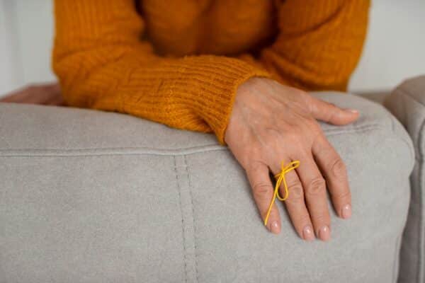 What is the neuropsychological profile that people with multiple sclerosis usually present? Hand with a yellow ribbon.