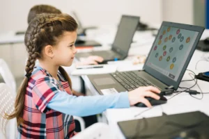 Girl with a laptop playing NeuronUP activities