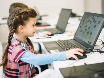 Girl with a laptop playing with NeuronUP activities
