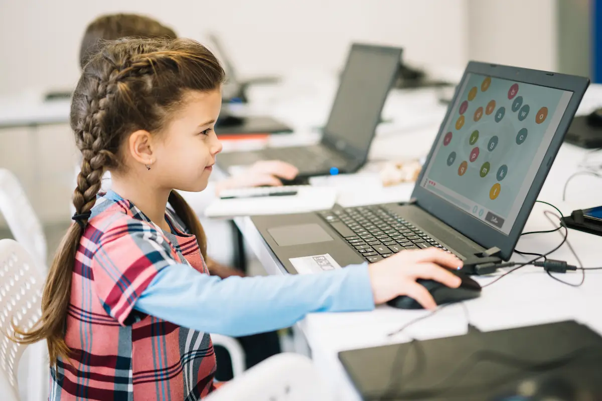 Girl with a laptop playing NeuronUP activities