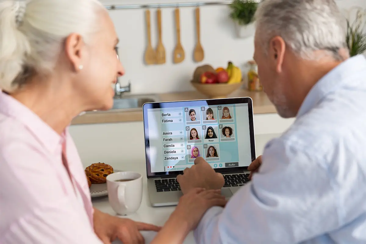 Pair of elderly people using a laptop with NeuronUP2GO