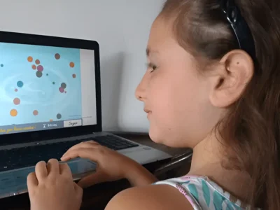 A girl working with NeuronUP
