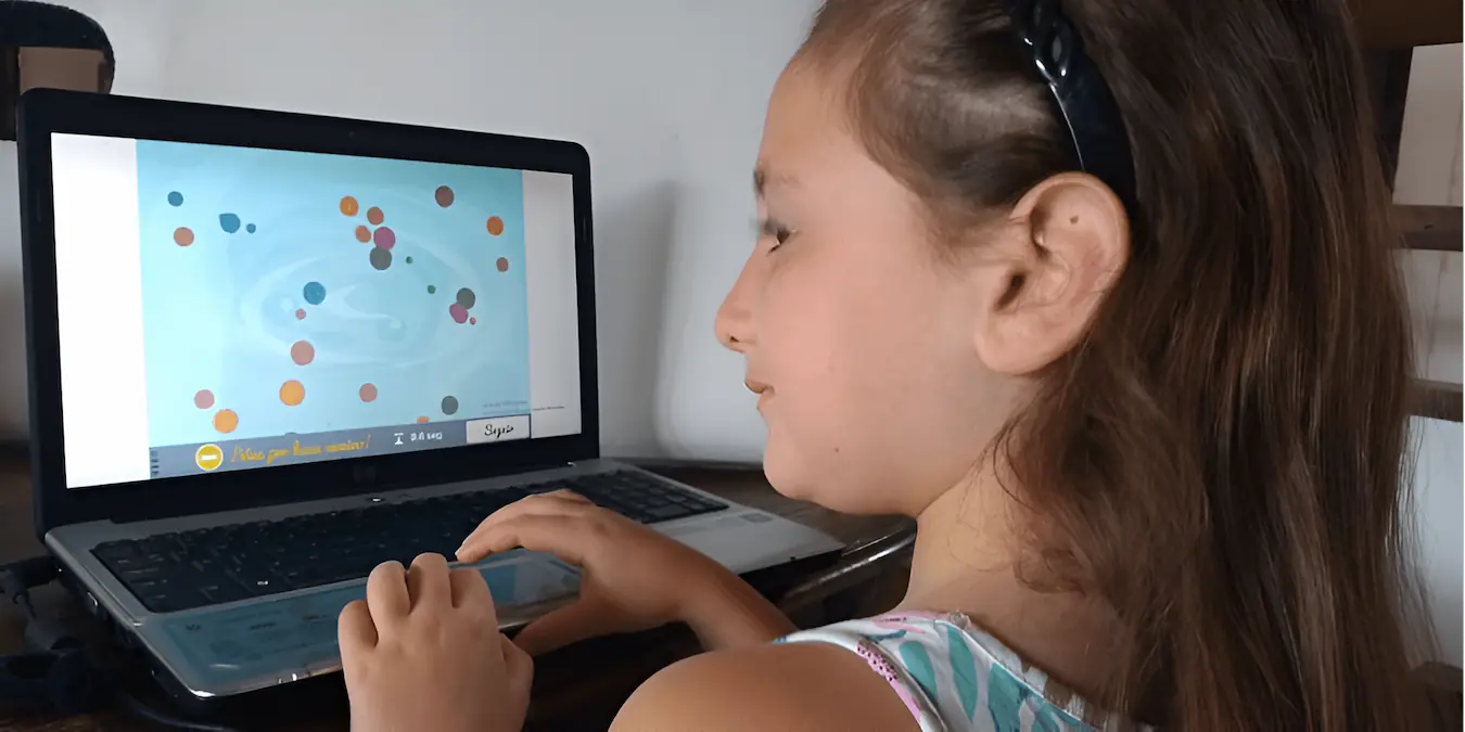 A girl working with NeuronUP
