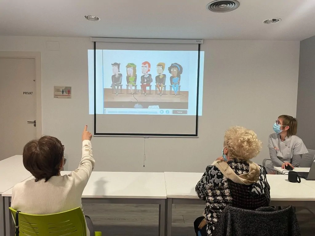 Group of older women working together on the NeuronUP activity Interview during a session.